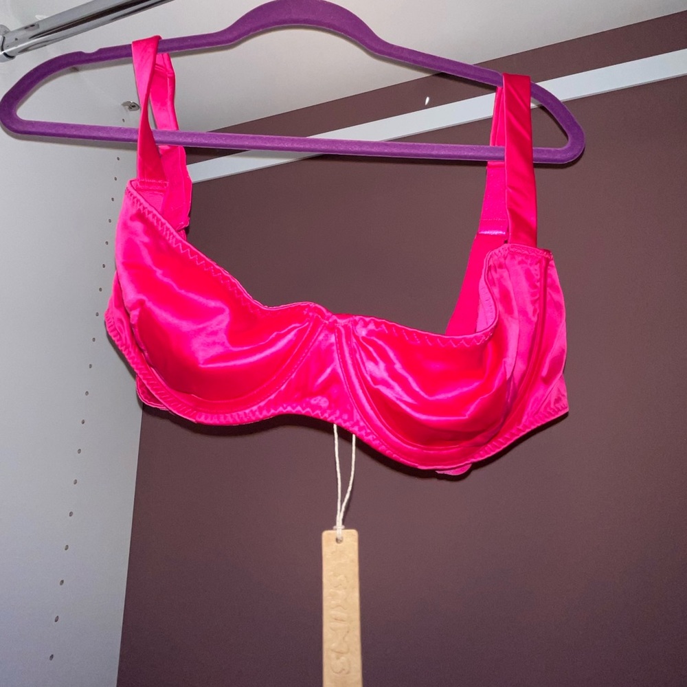 Skims pink bra